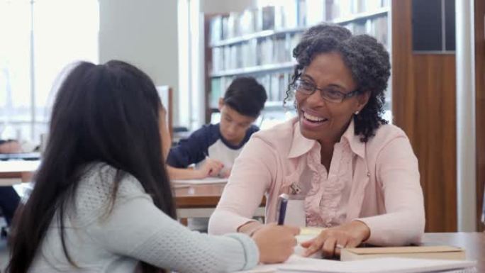 成熟的女性志愿者辅导一名小学女生