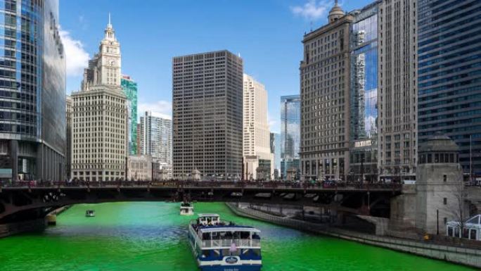 延时: 美国伊利诺伊州芝加哥圣帕特里克节的芝加哥河染河绿色与天际线城市景观