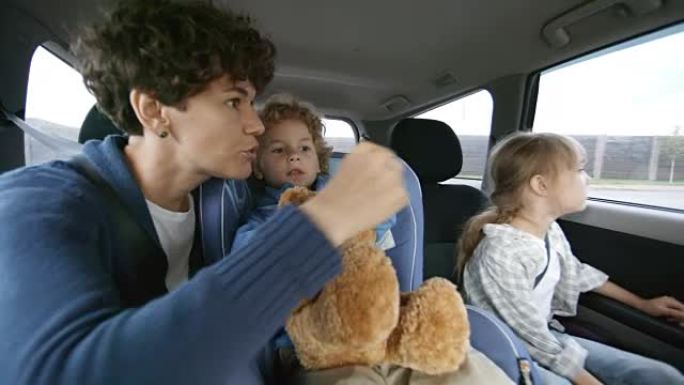 母亲在公路旅行中招待孩子
