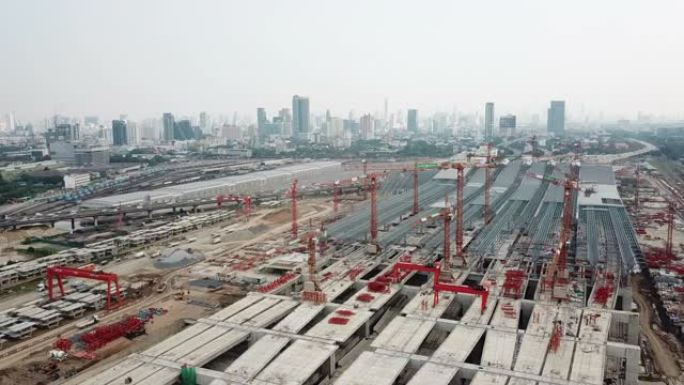 城市建筑工地建筑起重机的鸟瞰图