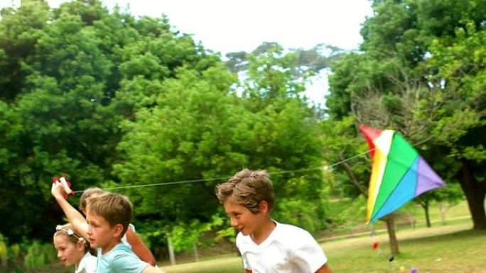孩子们在公园玩风筝