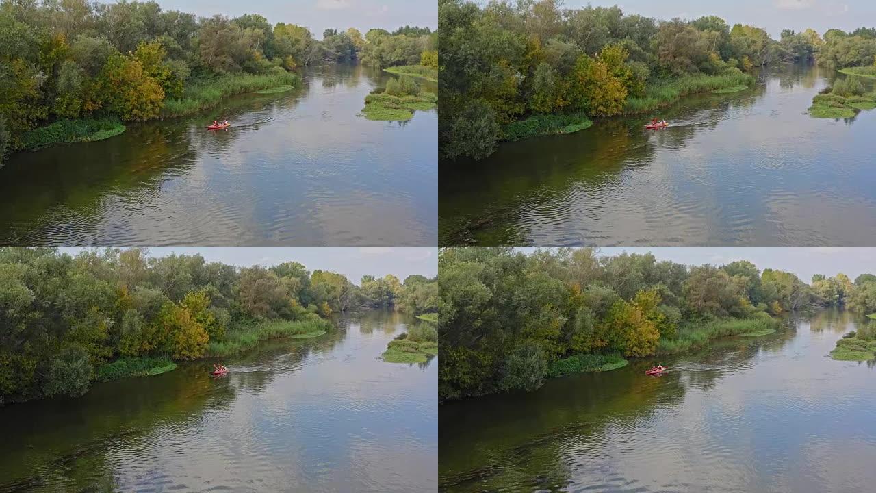 两名年轻女子在河里划独木舟的鸟瞰图