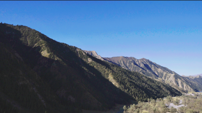 航拍新疆天山天池风景