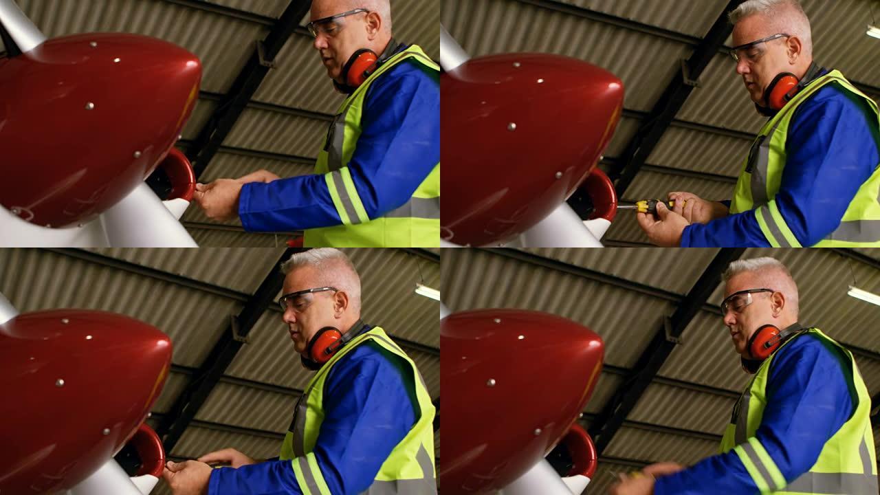 工程师在航空机库4k修理飞机