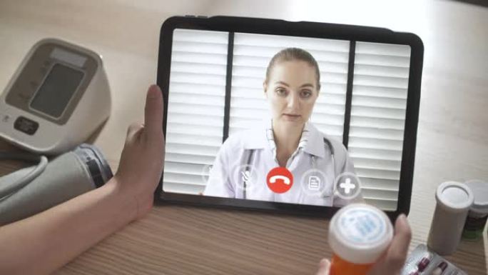 年轻女子在数字平板电脑上与医生交谈，在家中进行在线视频聊天