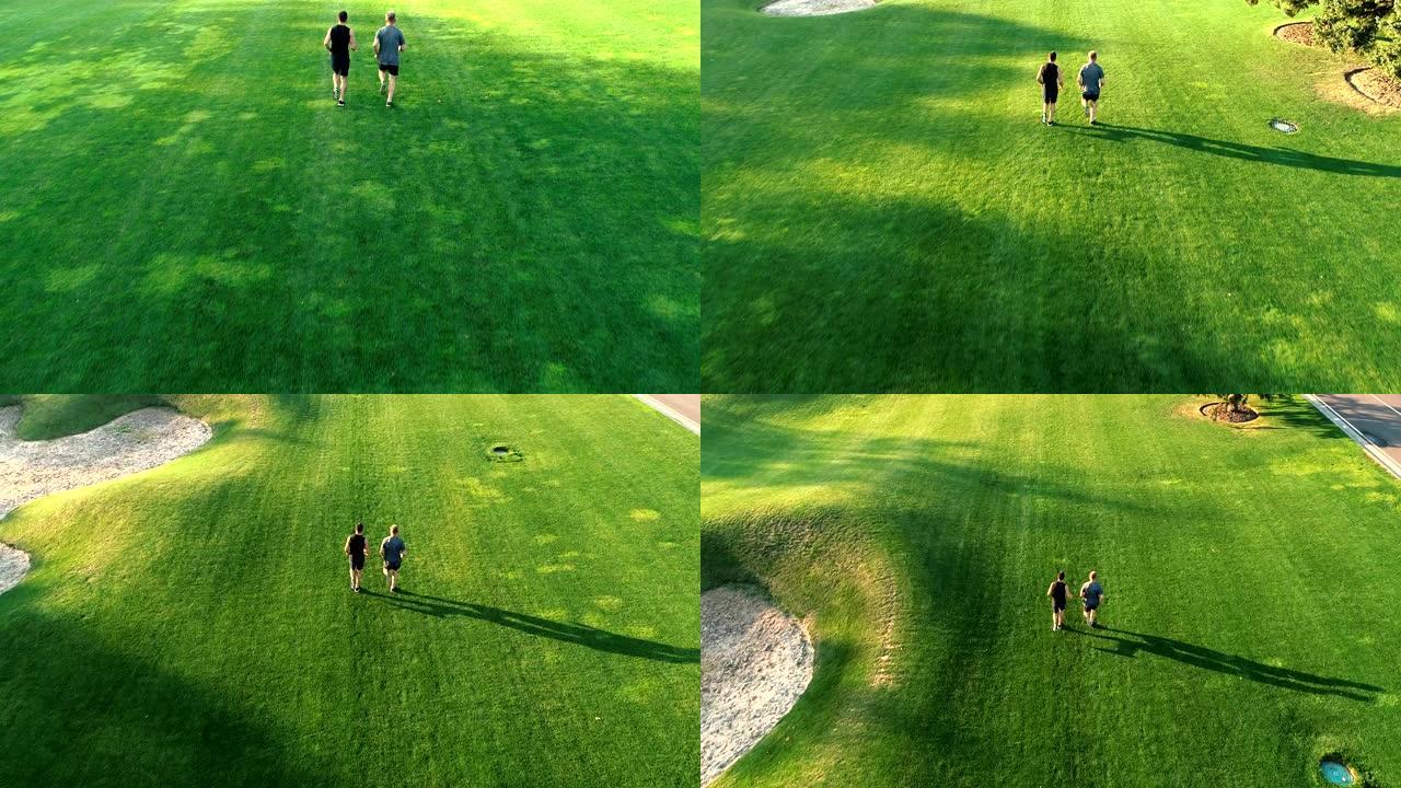 两个人在公园的草地上奔跑