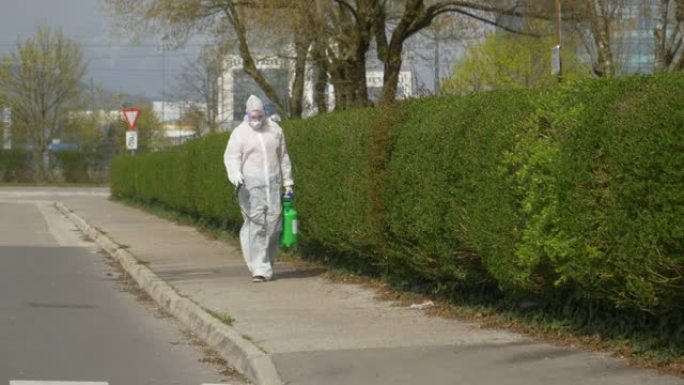 病毒学家在城市四处走动，并在街道上喷洒抗病毒化学物质