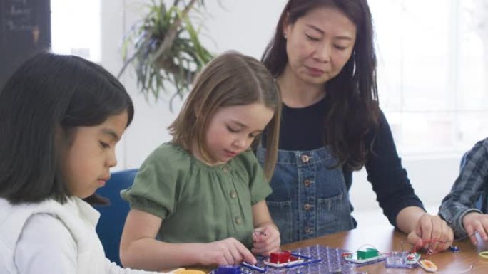 小学生在教室里做集体活动