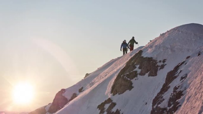 徒步旅行者在白雪皑皑的山脊上行走