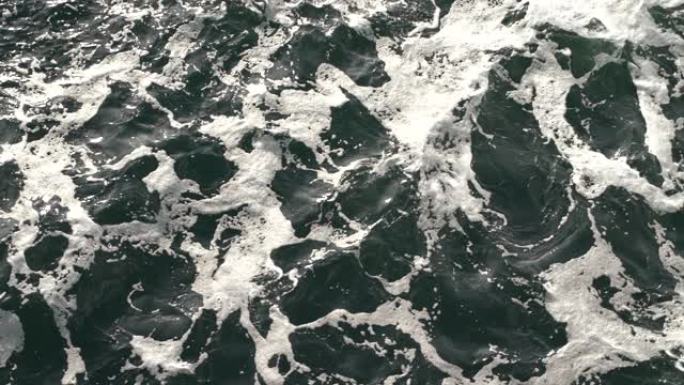 一艘穿越波罗的海的船在水中掀起波浪