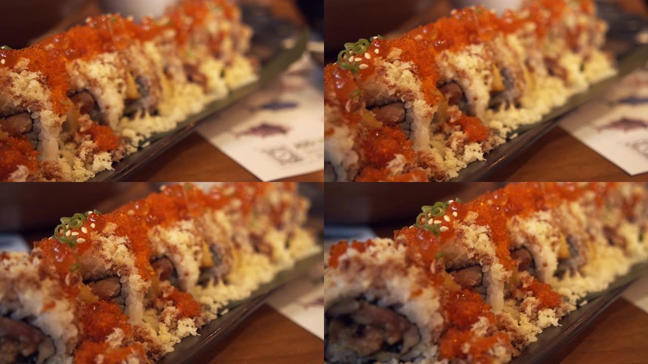 日本鹅肝卷，黑盘上烤鹅肝的米卷。日本美食风格