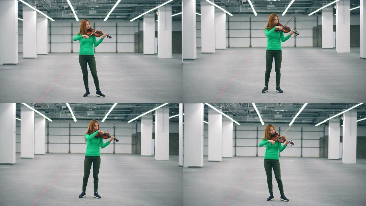 一个女人在办公室里表演，专业地拉小提琴。