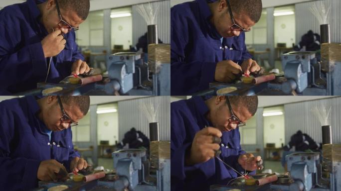 混血男子在工厂工作