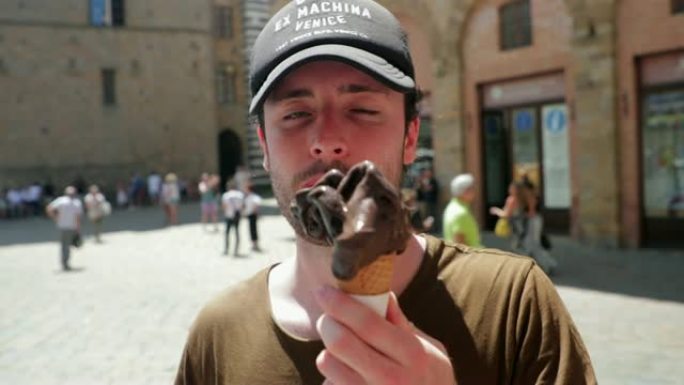 享受巧克力冰淇淋的人
