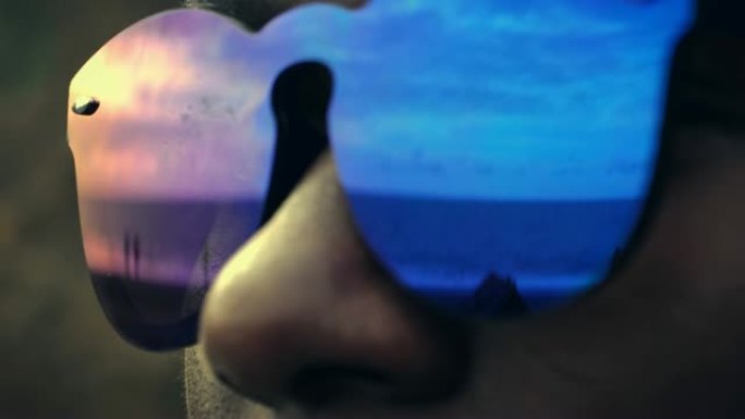 欣赏雷尼斯法拉黑沙滩的人。太阳镜反射。