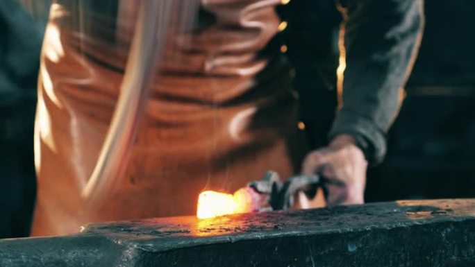 铁砧上的专业铁匠塑形刀。
