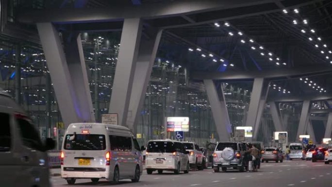 (多莉右) 机场交通和人群旅行者的时间流逝。