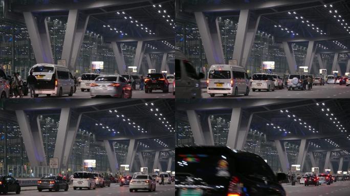 (多莉右) 机场交通和人群旅行者的时间流逝。