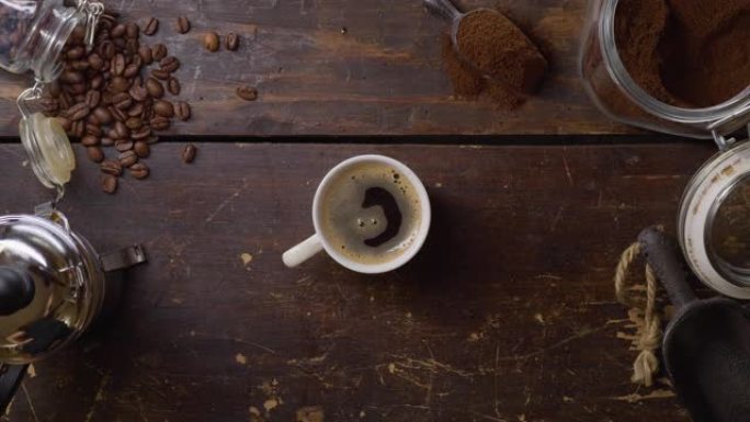木桌上的一杯热咖啡