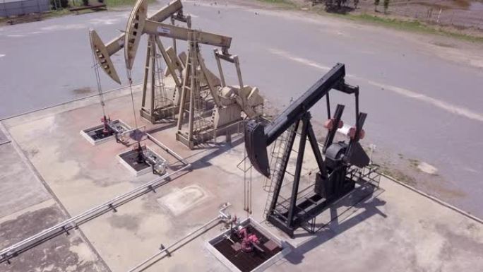 抽油机液压油泵千斤顶在油田用钻机工作和抽运化石燃料能源的原油