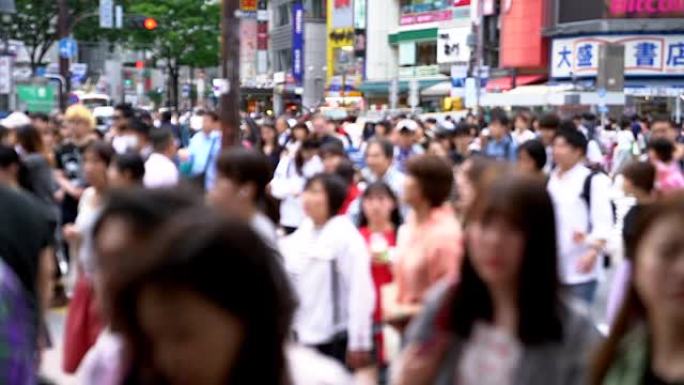 在日本东京新宿横渡路上行走的人群