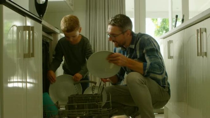 父亲和儿子安排板在模块化厨房橱柜4k