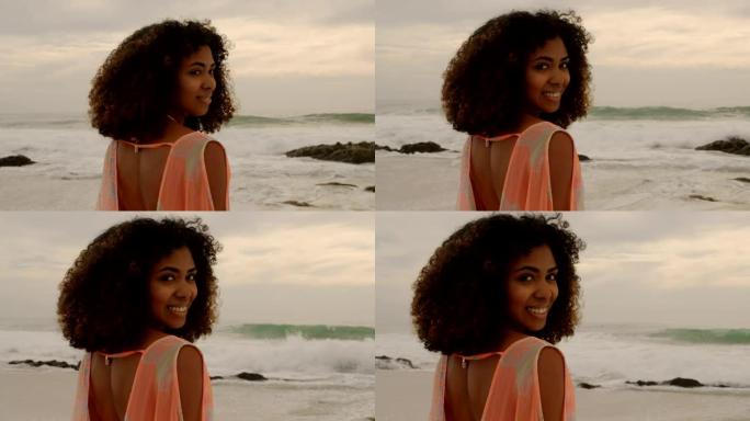 美丽的混血女人在沙滩上微笑