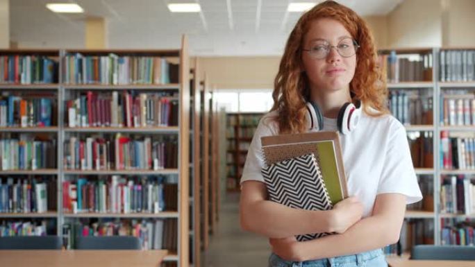 漂亮女孩在学校图书馆里带着书四处张望的慢动作