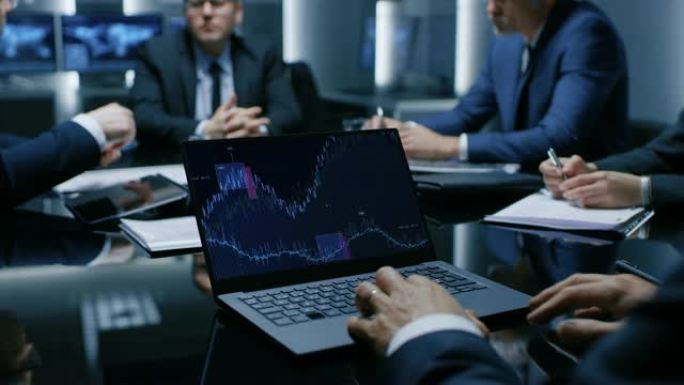 在会议室谈判桌上的商人和律师的背景会议上，站在桌上的笔记本电脑显示公司增长的统计数据、图表和图表