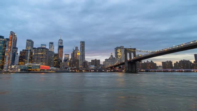 纽约市，美国，建筑和地标概念，曼哈顿下城金融区城市景观河侧与布鲁克林大桥和东河的4k时间流逝