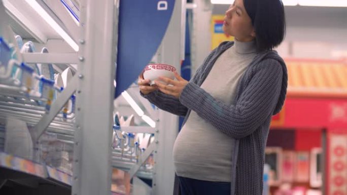 怀孕亚洲妇女在市场购物