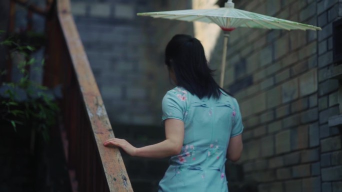 江南小巷旗袍美女背影撑着油纸伞古典美女