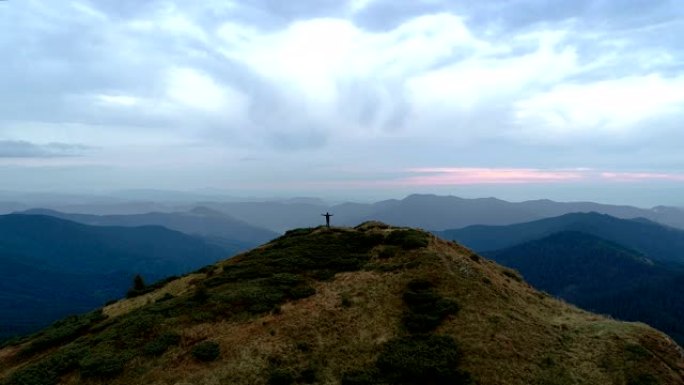 山顶上的快乐男人欣赏风景