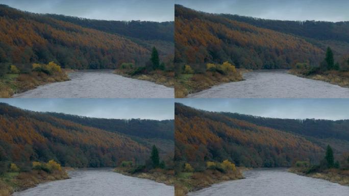 丰富多彩的秋季景观中的河流穿越山谷