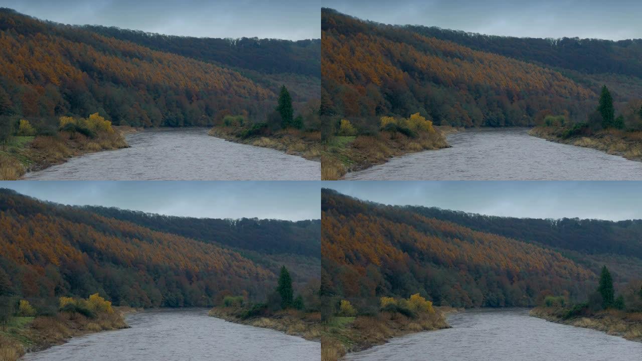 丰富多彩的秋季景观中的河流穿越山谷