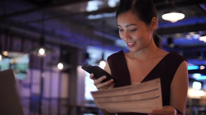 亚洲女性在智能手机上在线支付账单