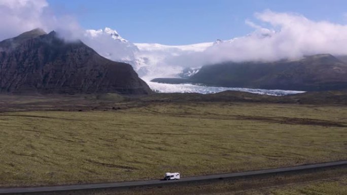 房车在街上行驶欧洲雪山高原海拔航拍俯瞰