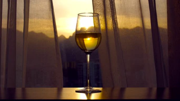 日落时桌上的白葡萄酒