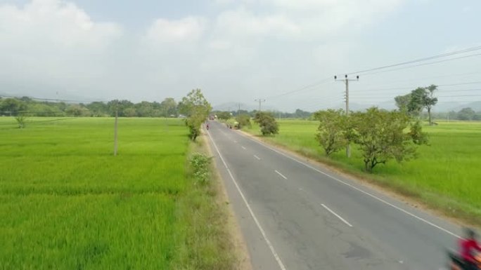 斯里兰卡农村地区道路上的人力车和摩托车