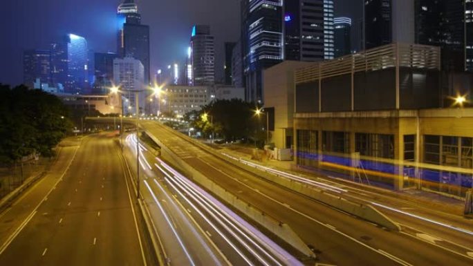 (向上倾斜) 夜间交通延时和香港摩天大楼景观。