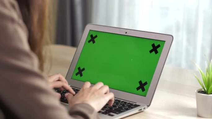 使用色度键屏幕笔记本电脑的女人