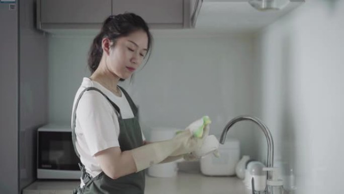 亚洲女性厨房洗碗清洗大扫除手套