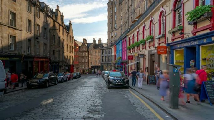 延时: 英国苏格兰爱丁堡老城维多利亚街皇家英里的游客行人拥挤