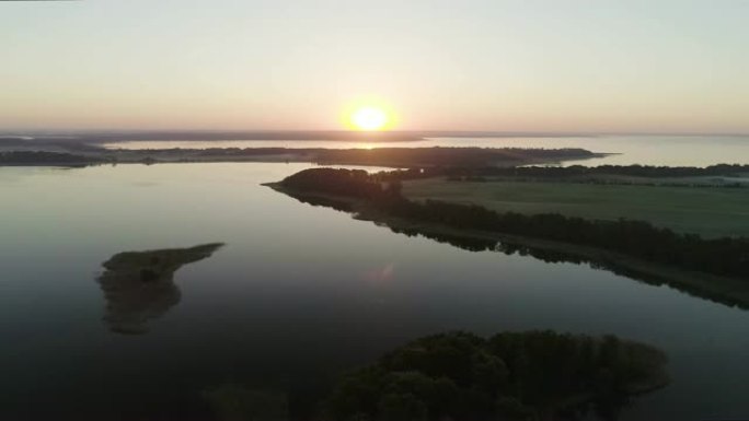 日落反射。蜿蜒湖海岸线的鸟瞰图