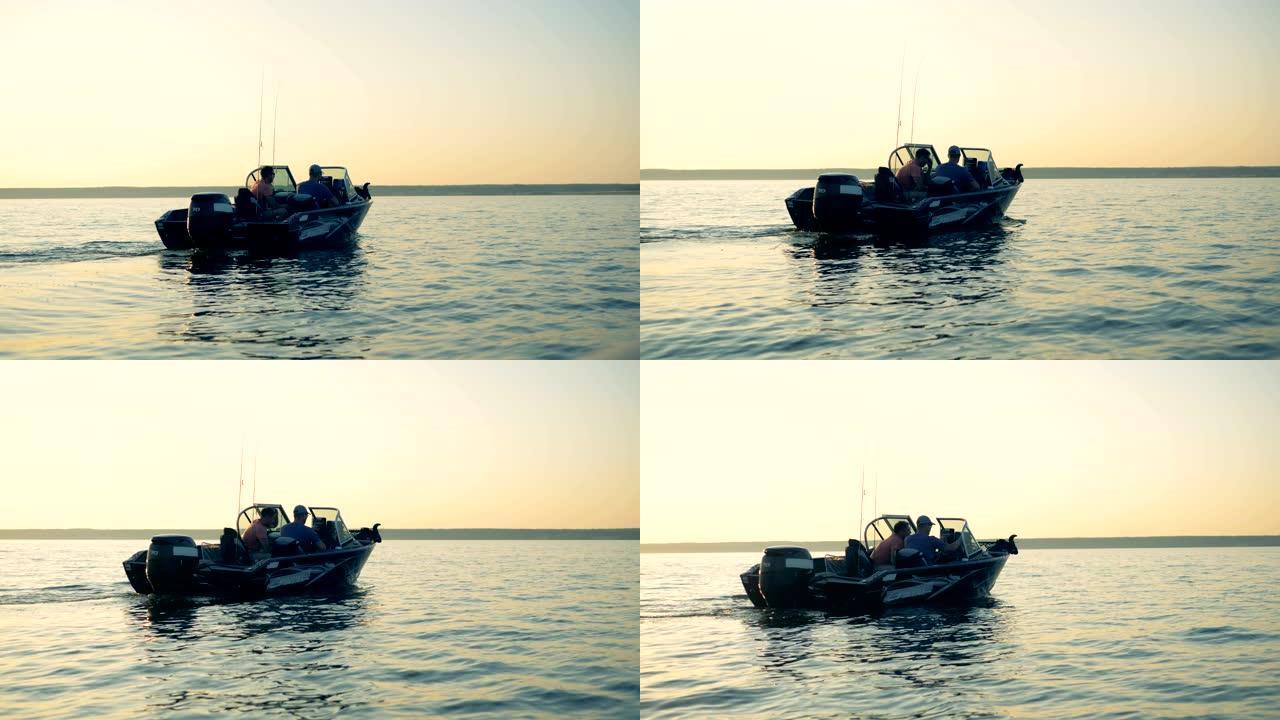 两名男子正乘摩托艇驶过一个湖