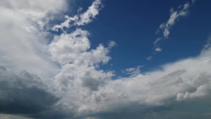 下雨前。蓝天和时间流逝的云。