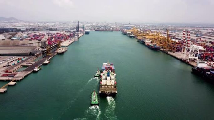 航运港口货物和集装箱船的鸟瞰图，船舶运输概念