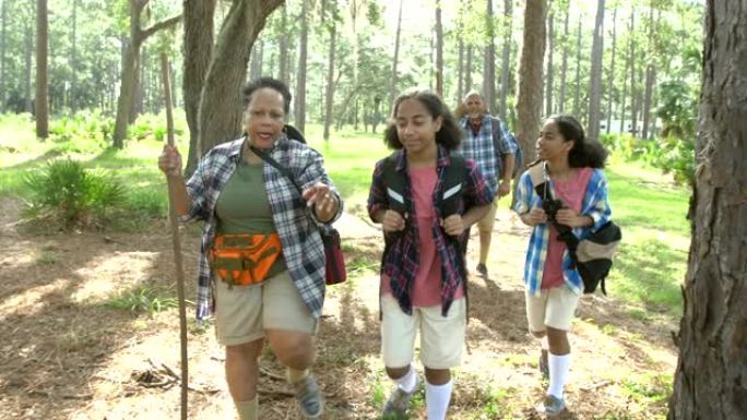非裔美国少女与祖父母徒步旅行