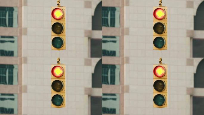 美国城市街道上的交通信号灯