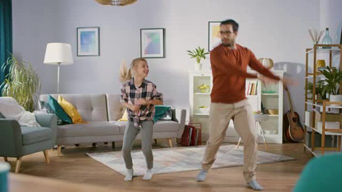 快乐的小女孩在客厅中间和年轻的父亲跳舞。家庭时光快乐，父女在家跳舞。